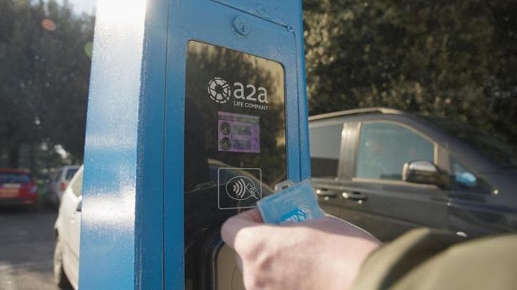 A2A presenta la prima ricarica “City Plug” integrata in un palo dell’illuminazione pubblica