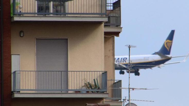 Orio al Serio, se l’aereo atterra in camera da letto