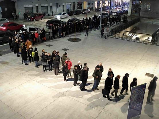 Milano, tutti in coda per visitare la nuova Fondazione Feltrinelli