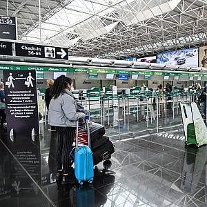 Alitalia: obbligo di mascherina per i passeggeri nei voli affollati. Restano aperti solo 17 aeroporti, chiusi gli altri