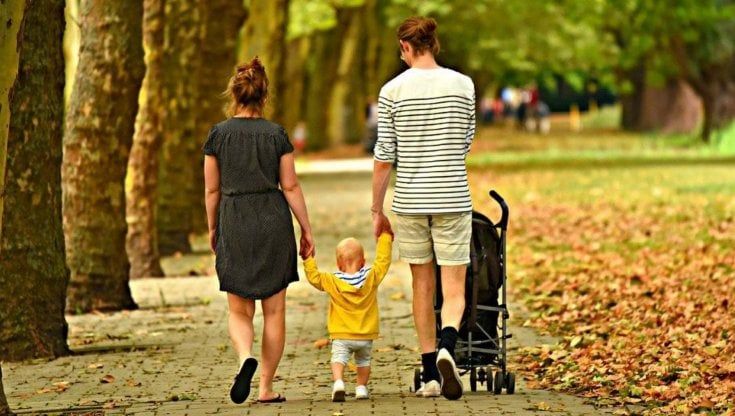 Reddito di infanzia e un assegno mensile per i figli fino a 25 anni: il piano di FdI per la natalità (e contro l'aborto)