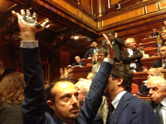 Sblocca Italia, la protesta dei 5 stelle al Senato