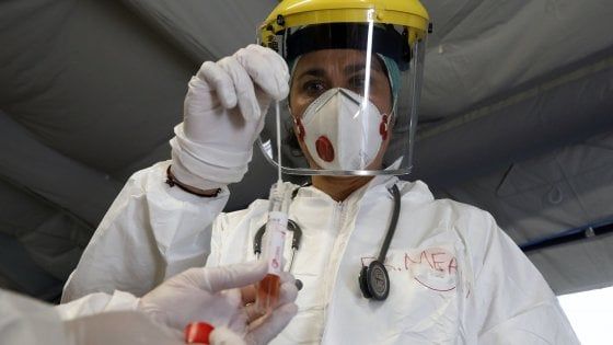 Coronavirus Emilia-Romagna, 10.054 casi (+800) e altri 92 morti. A Bologna muore un 50enne