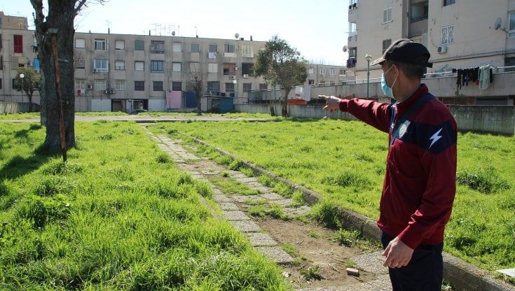 Scampia, i volontari al lavoro nel parco del Lotto P, da Gomorra a uno spazio comune