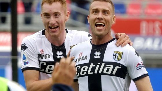 Parma, che beffa. Dzemaili salva il Bologna all'ultimo secondo 