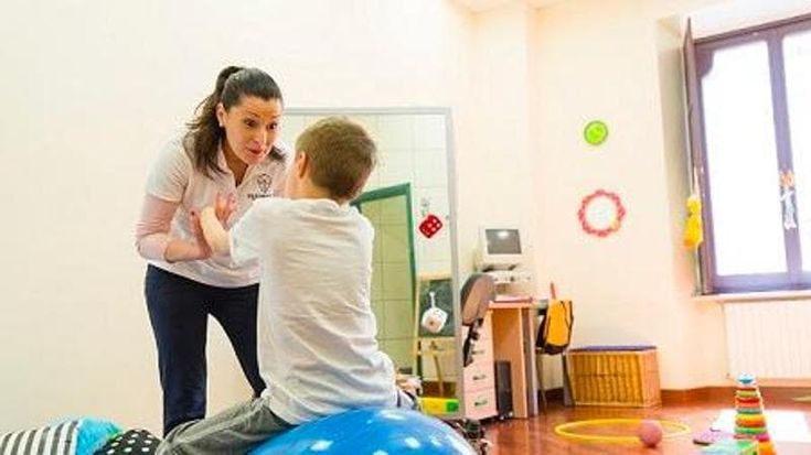 Autismo, il gioco della piscina immaginaria che aiuta i bambini a superare la paura e il rifiuto