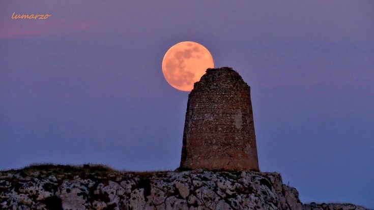 Otranto, la luna piena spunta dall'antica torre sul mare