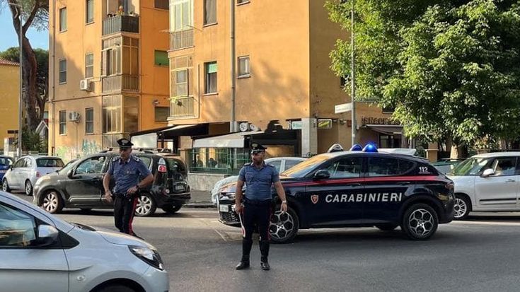 Rapinano farmacia armati di pistola: arrestati tre pregiudicati