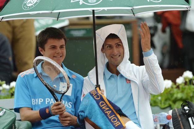Tennis: show di Djokovic con il raccattapalle