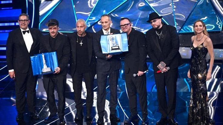 Fischi a Geolier a Sanremo dopo la vittoria con D’Alessio: “Razzismo?”. Viola Ardone: “Snobismo e ignoranza”
