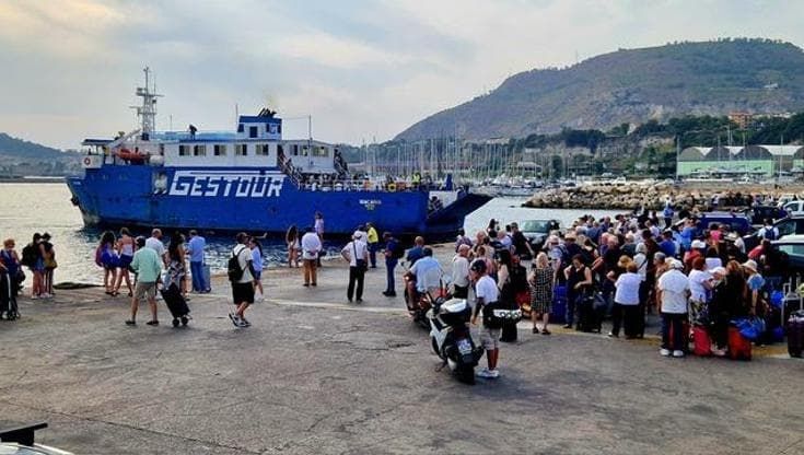Pozzuoli, residuato bellico in porto: stop ai traghetti e disagi, poi navigazione ripresa