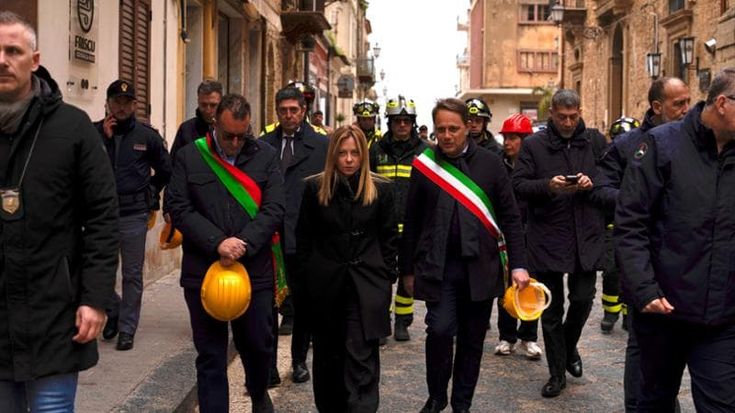 Il blitz di Meloni a Niscemi: “Pronti 150 milioni di aiuti”