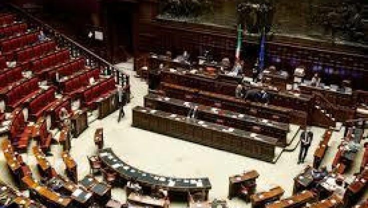Ucraina, a Montecitorio venti minuti con Zelensky. In attesa del video intervento, maxi schermo ed emozione