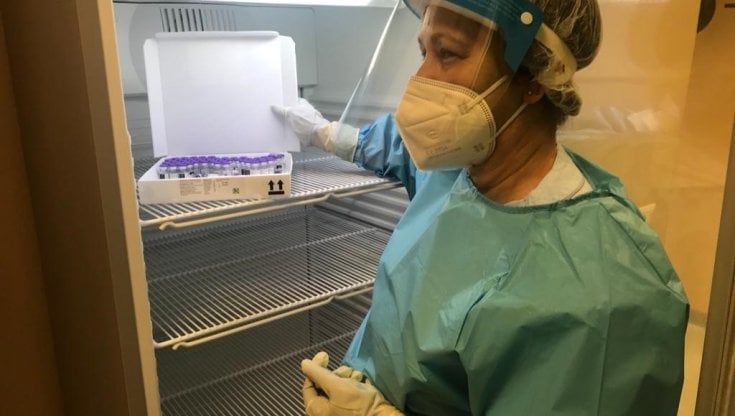 Vaccino anti-coronavirus, in Lombardia partita la campagna: 6.400 dosi utilizzate nel primo giorno