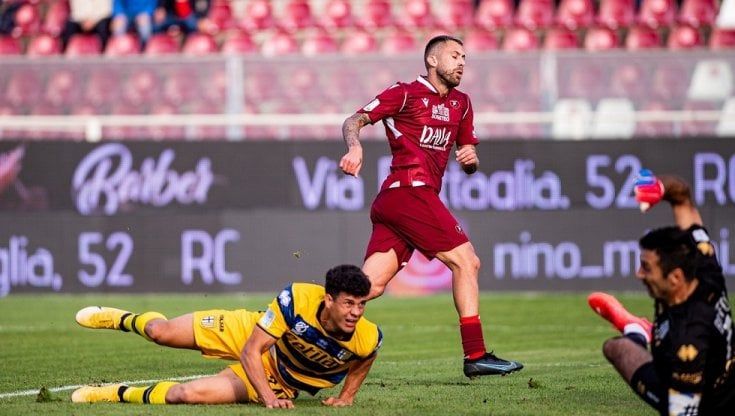 Parma in crisi: tre punti in sei gare. Contro la Reggina non basta Vazquez. Crociati sconfitti