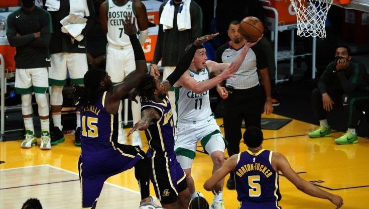 Basket, Nba: colpo Boston in casa Lakers, Curry trascina Golden State