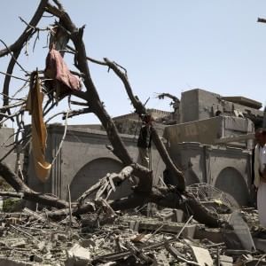 Yemen, pioggia di bombe saudite. Civili in trappola  