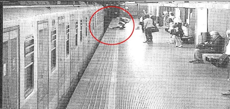 Milano, salva una donna dal suicidio nel metrò e scompare: il giallo dell'eroe senza volto
