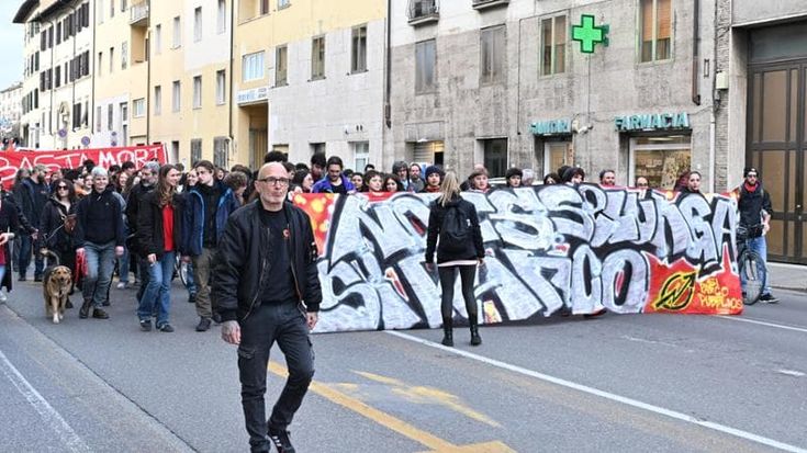 A centinaia in marcia per chiedere un giardino nel luogo della strage di via Mariti