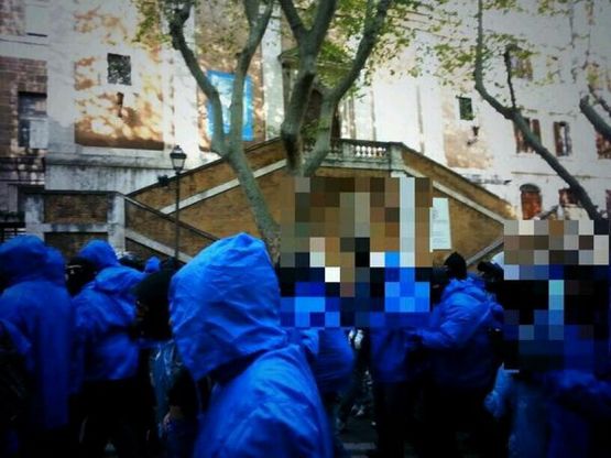 Via Veneto, manifestanti "incappucciati" davanti al ministero del Lavoro