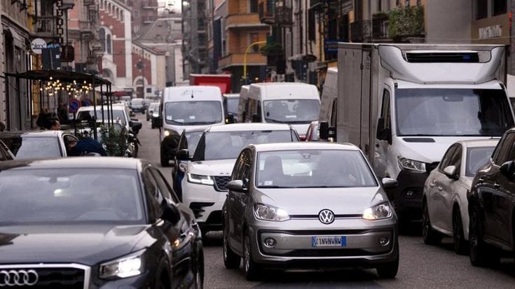 A Milano l’e-commerce ingolfa il traffico: calo delle auto, ma boom dei furgoni