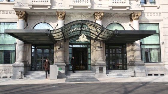 Milano, furto di gioielli nel lounge bar dell'Hotel Gallia: via con due anelli e collana, bottino da 30mila euro 