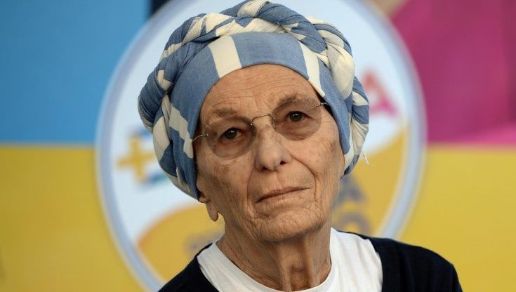 Emma Bonino a teatro conquista gli under 30: "Facciamo qualcosa insieme"