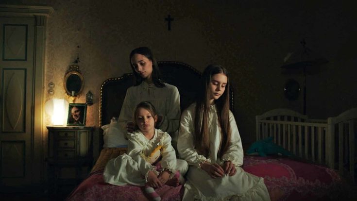 "Buio", il film profetico: tre sorelle costrette in casa perché fuori c'è l'apocalisse