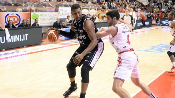 Basket, disastro Virtus: un piede in A2