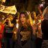Veglia a Sousse: candele e striscioni, i tunisini in piazza contro il terrorismo