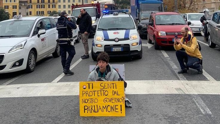 Ultima Generazione, blocchi stradali su ponte Vittorio Emanuele e ponte Cavour: 8 denunciati