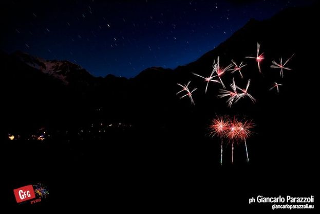 Lo spettacolo dei fuochi d'artificio sul Monte Rosa