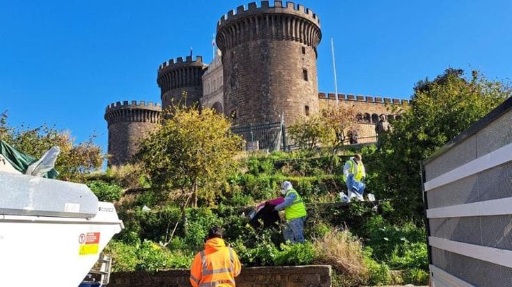 Spalti del Maschio Angioino, smantellata la tendopoli. Rimossi 1200 chili di rifiuti