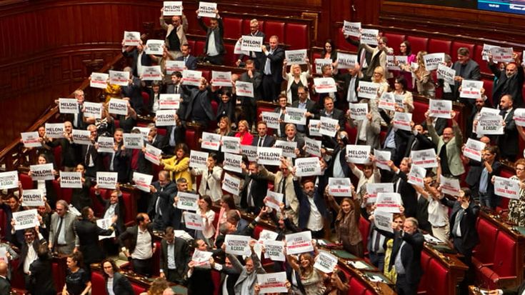 Nuova legge elettorale, diretta: ok dalla Camera. Cartelli di protesta in aula: Meloni ha fallito