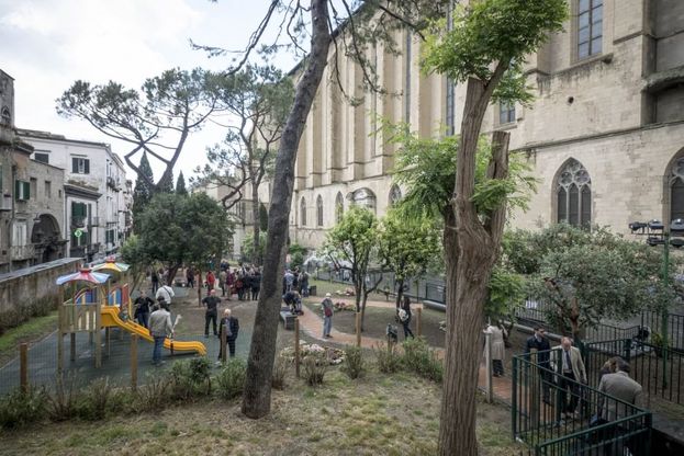 Giardino pubblico nel cortile di Santa Chiara