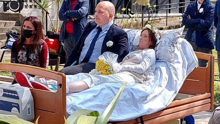 Laura, malata terminale, sposa Andrea pochi giorni prima di morire: le nozze all'hospice del Niguarda di Milano