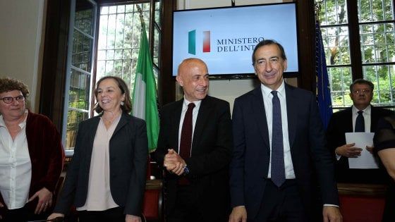 Migranti, patto dell'accoglienza tra sindaci e Minniti: "Milano modello per l'Italia e l'Europa". No dei leghisti