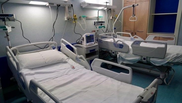 Covid, 12 medici e infermieri si sostituiscono agli operai: "In 48 ore hanno trasformato un deposito in reparto"