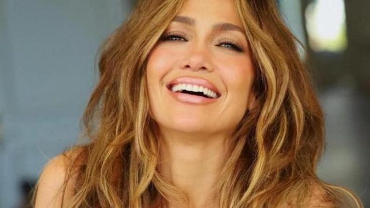 Jennifer Lopez splende in costume intero bianco in barca a Positano