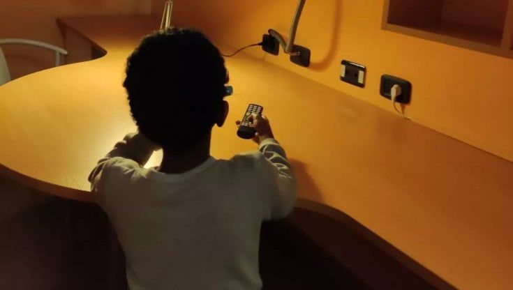 La mamma e i sei bambini che dormivano in strada ora hanno un tetto