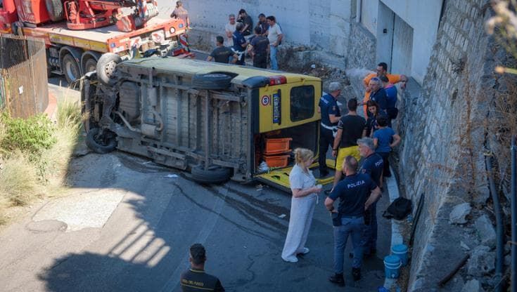 Pulmino con 21 bambini si ribalta a Palermo, ci sono 6 feriti. Mezzo senza assicurazione e revisione