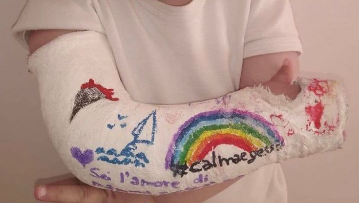Bari, sui gessi dei bambini arcobaleni e inviti alla pace: "Basta guerra"