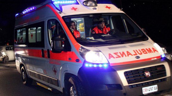 Schianto nella notte nel Torinese, 74enne al volante con due ventenni sfascia la sua Porsche