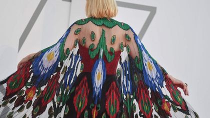 Cate Blanchett incanta la Mostra di Venezia: una farfalla sul red carpet