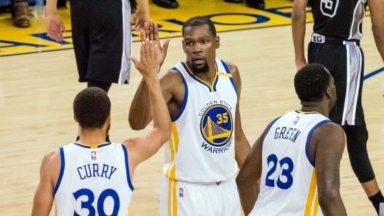 Basket, playoff Nba: San Antonio non c'è, Golden State domina e sale sul 2-0