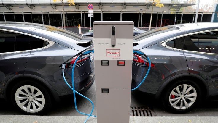 Auto, l'ipotesi del governo: ecobonus strutturale per un triennio. Sul piatto tre miliardi
