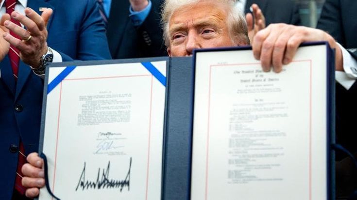 Stati Uniti, Trump firma la legge per porre fine allo shutdown: “Non abbiamo ceduto all’estorsione”