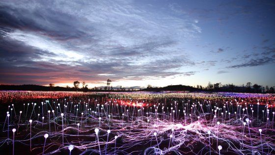  Uluru: la montagna sacra si accende di luci