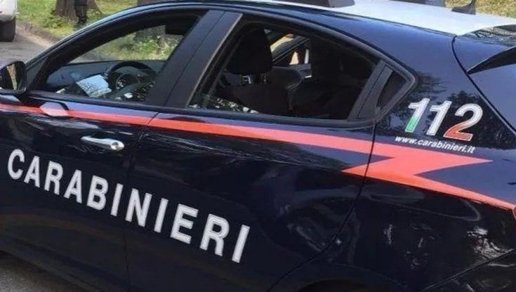 Rapinato e preso a pugni, negoziante incastra ladro scattandogli una foto