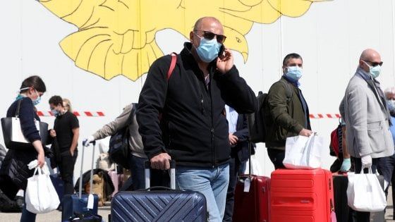 Coronavirus in Lombardia, arrivati a Milano 73 medici, il ministro Boccia: "Saranno 200 entro la prossima settimana"